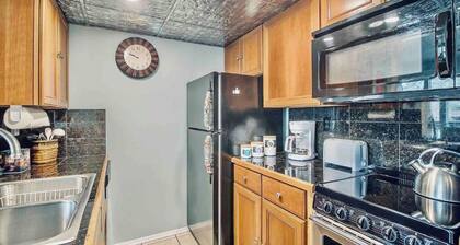 Tree Top Condo- Resort Style.CLEAN, Quiet, Pools, Beaches, Golf
