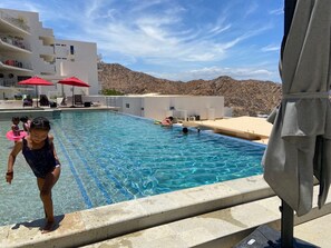 Infinity-Pool, beheizter Pool
