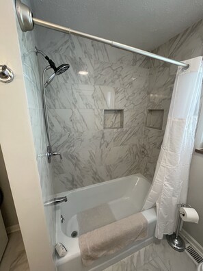 Combined shower/bathtub, hair dryer, towels, soap - Charming Jefferson City Retreat  (Jefferson City)