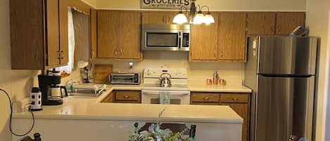 Een koelkast, een magnetron, een oven, een kookplaat