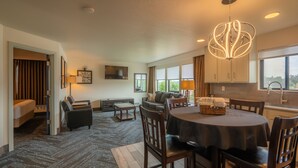 高级套房, 多张床 (44 - 2 Bedroom Suite - Non-Pet) | 起居区 | 50-英寸纯平电视 (配备有线频道)、电视