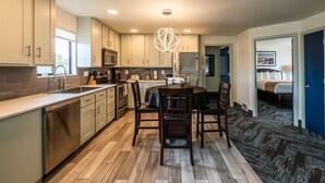 高级套房, 多张床 (44 - 2 Bedroom Suite - Non-Pet) | 私人厨房 | 茶具/咖啡用具、微波炉