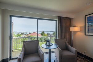 50-英寸纯平电视（配备有线频道）、电视、iPod 基座