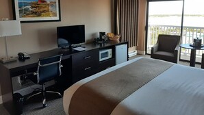 标准房, 1 张特大床, 海湾景观 (East King - Non-Pet) | 高档床上用品、羽绒被、遮光窗帘、熨斗/熨衣板