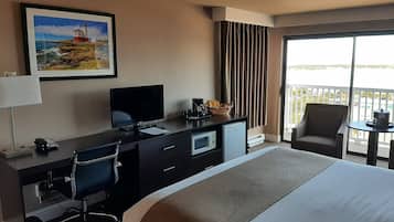 Standard Room, 1 King Bed, Bay View (East King - Non-Pet)