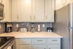 Suite – superior, flere senger (44 - 2 Bedroom Suite - Non-Pet) | Eget kjøkken | Mikrobølgeovn og kaffetrakter/tekoker
