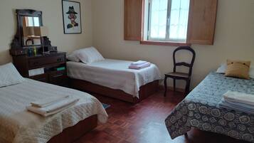 2 dormitorios, caja fuerte, escritorio y tabla de planchar con plancha