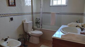 Combined shower/tub, hair dryer, bidet, towels