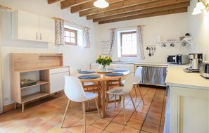 Fridge, microwave, stovetop, dishwasher - Gorgeous home in St. Pierre Langers (St. Pierre Langers)