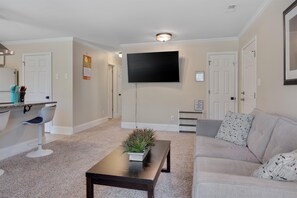 Televisión y oficina 