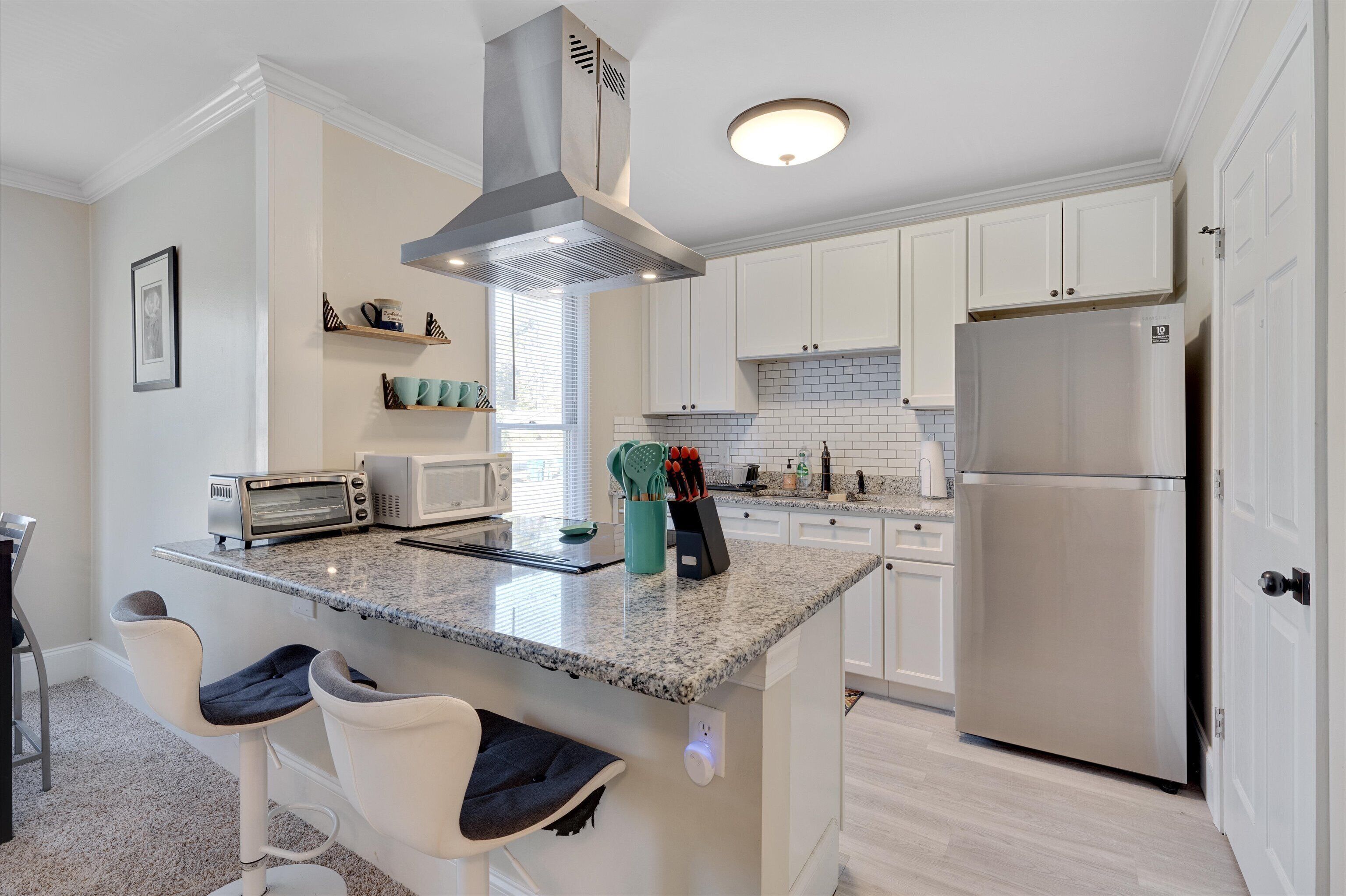 Kjøleskap, mikrobølgeovn, ovn og kokeplater