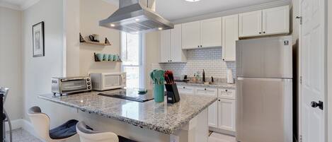 Kjøleskap, mikrobølgeovn, ovn og kokeplater