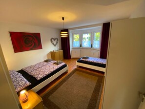 2 habitaciones, escritorio, tabla de planchar con plancha y wifi gratis 