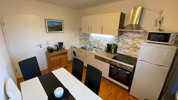 Kylskåp, mikrovågsugn, ugn och spishäll