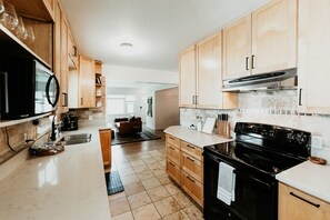 Fridge, microwave, oven, stovetop - CITY COTTAGE, CITY COTTAGE GETWAY, FENCE BACKYARD (Saint Paul)