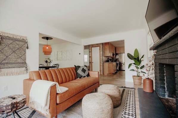 TV, fireplace, stereo - CITY COTTAGE, CITY COTTAGE GETWAY, FENCE BACKYARD (Saint Paul)