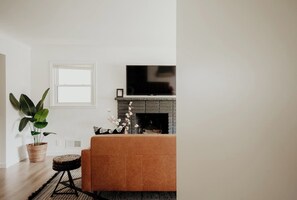 TV, fireplace, stereo - CITY COTTAGE, CITY COTTAGE GETWAY, FENCE BACKYARD (Saint Paul)