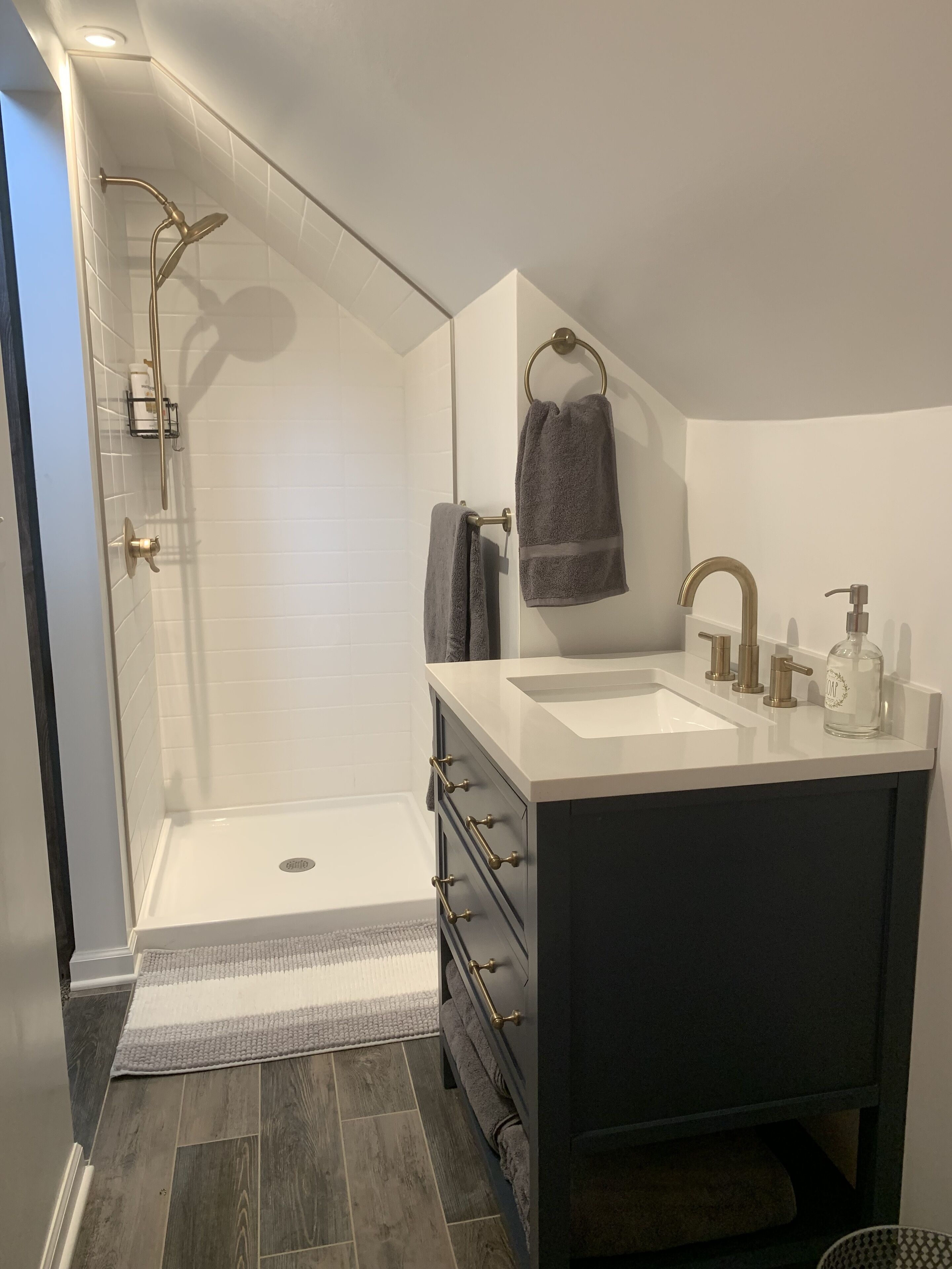 Combined shower/bathtub, hair dryer, towels, soap
