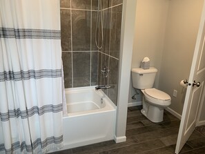 Duschwanne, Haartrockner, Handtücher, Seife