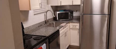 Réfrigérateur, four à micro-ondes, un four, surface de cuisson