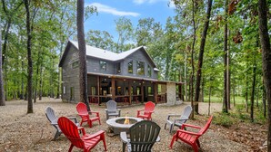 Eine Lodge mit Feuerstelle und Sitzgelegenheiten im Freien.
