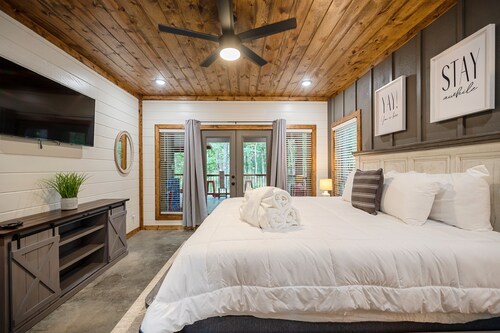 NEW!! Escape to Modern Luxury in Broken Bow, Oklahoma! Blissful Pines Sleeps 14!