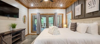 NEW!! Escape to Modern Luxury in Broken Bow, Oklahoma! Blissful Pines Sleeps 14!
