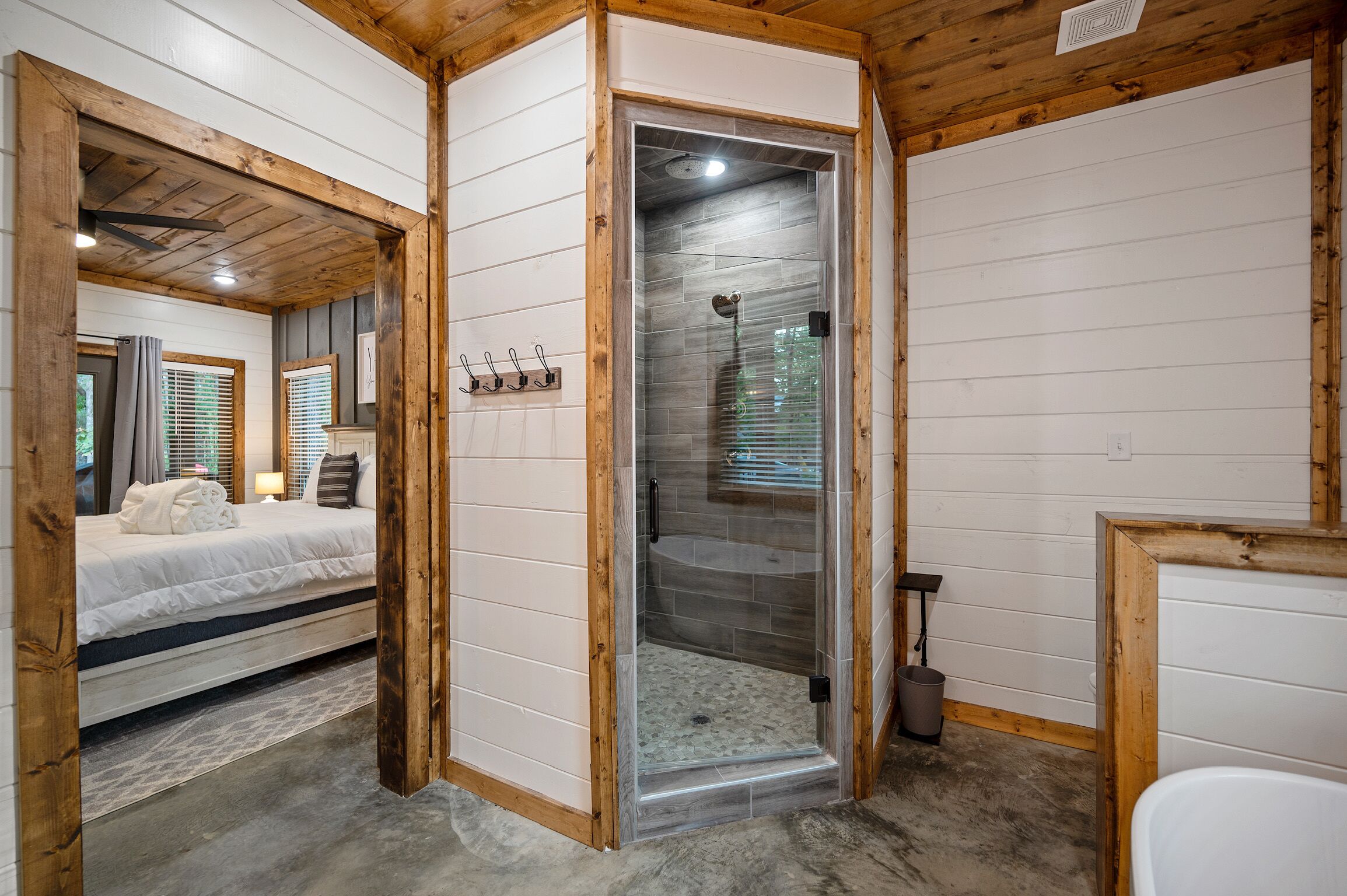 Una habitación con cama, ducha y ventana.