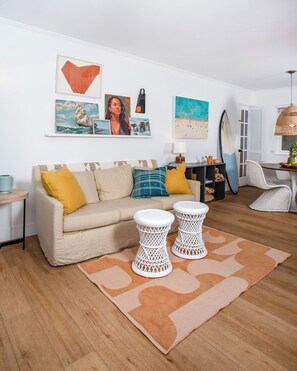 TV connectée, cheminée, livres