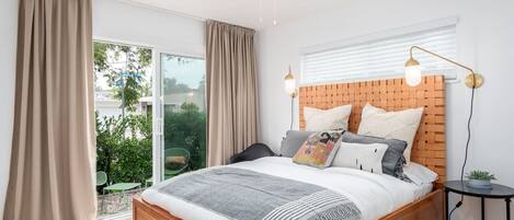 4 slaapkamers, een bureau, een strijkplank/strijkijzer, reisbedje