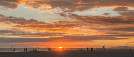 Playa en los alrededores, camastros y toallas de playa