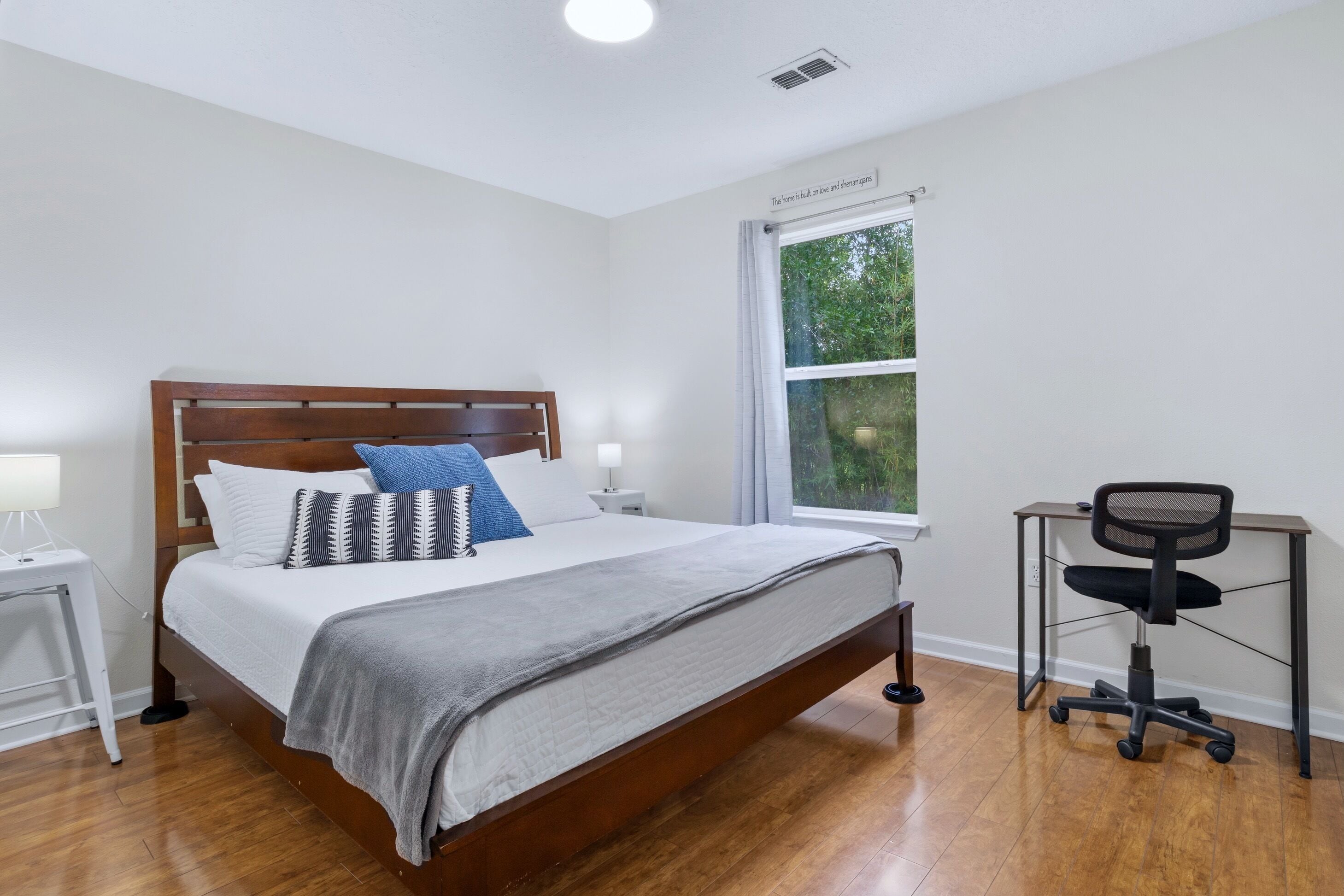 3 chambres, bureau, fer et planche à repasser, lit parapluie