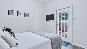 3 bedrooms, desk, iron/ironing board, travel crib