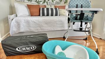 3 habitaciones, escritorio y tabla de planchar con plancha