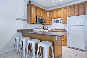 雪櫃、微波爐、焗爐、爐具