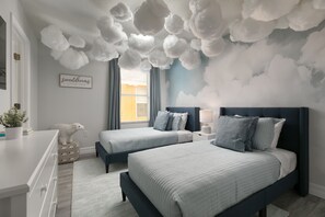 6 chambres, fer et planche à repasser, lit de bébé portatif