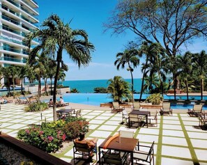 Una piscina al aire libre