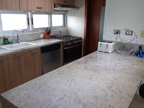 Frigorífico, microondas, horno y placa de cocina