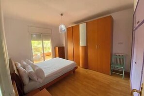 4 bedrooms, WiFi, bed sheets