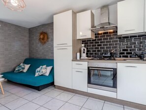 Fridge, oven, toaster, cookware/dishes/utensils