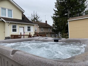 Outdoor spa tub - ⭐️Best XL House To Visit NYC-5BR+3Baths+Hot Tub+Parking 5 cars (Hillside)