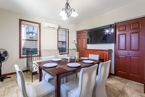 Dining - ⭐️Best XL House To Visit NYC-5BR+3Baths+Hot Tub+Parking 5 cars (Hillside)