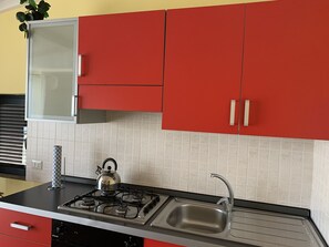 Kühlschrank, Ofen, Herdplatte, Wasserkocher mit Kaffee-/Teezubehör