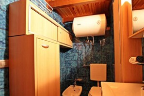 Douche, sĂšche-cheveux, bidet, serviettes fournies