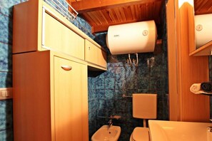 Douche, sèche-cheveux, bidet, serviettes fournies