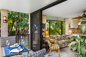 Outdoor dining - Sunny corner unit, natural light and breezy vibes (Lahaina)