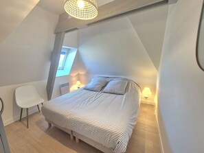 4 bedrooms, travel crib, free WiFi, bed sheets