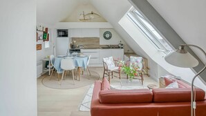Ein modernes Loft-Apartment mit Essbereich, Küche und Wohnbereich.
