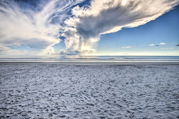 On the beach - Beachfront Studio w/ Community Indoor Pool! (Daytona Beach)