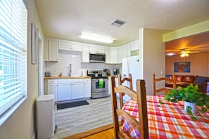 Fridge, microwave, oven, stovetop - House on a Canal, walk to Zoo, Science Museum & Park (West Palm Beach)